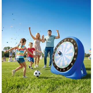 Gezin speelt voetbal-dart buiten met een groot doel.