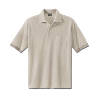 Beige poloshirt met korte mouwen en een borstzak op een lichte achtergrond.