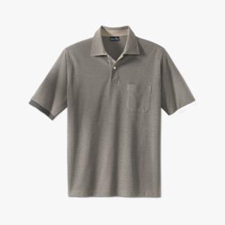Beige poloshirt met korte mouwen en een borstzak op een lichte achtergrond.