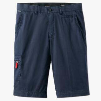 Donkerblau bermuda met zakken en rode rits, ideaal voor de zomer.