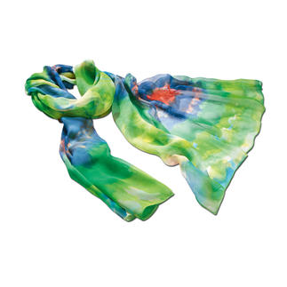 Aquarell zijden sjaal in groen- en blauwtinten, kunstzinnig gedrapeerd.