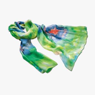 Aquarell zijden sjaal in groen- en blauwtinten, kunstzinnig gedrapeerd.