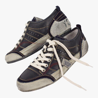 Sneaker in blauw- en grijstinten met witte veters.