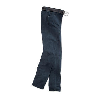Donkerblauwe jeans met riem, recht op de grond liggend.