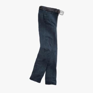 Donkerblauwe jeans met riem, recht op de grond liggend.