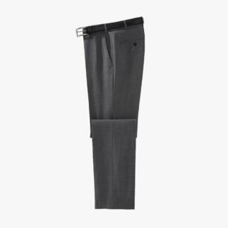 Grijs geruite broek hangt op een witte achtergrond.