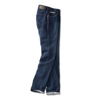 Donkerblauwe jeans nonchalant gevouwen, lichtgewicht stof.