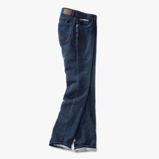 Donkerblauwe jeans nonchalant gevouwen, lichtgewicht stof.