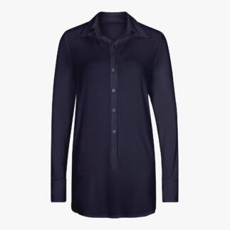 Donkerblauwe Tencel™ lange blouse met knopen en lange mouwen op een witte achtergrond.