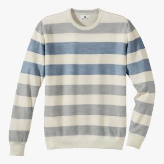 Gestreepte pullover voor heren in blauw, grijs en crème op een lichte achtergrond.