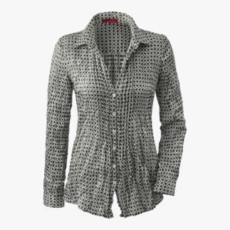 Gedessineerde blouse op een witte achtergrond, licht golvend gesneden.
