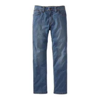 Blauwe zomerjeans met rechte snit op een witte achtergrond.