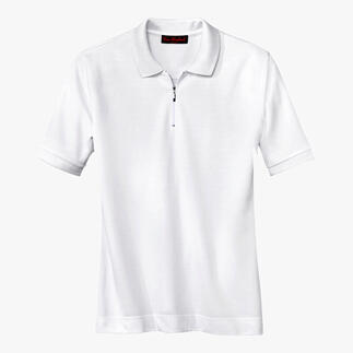 Wit poloshirt met ritssluiting op een witte achtergrond.