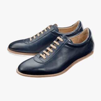 Donkerblauwe Cordwainer sneakers, detailweergave van bovenaf.