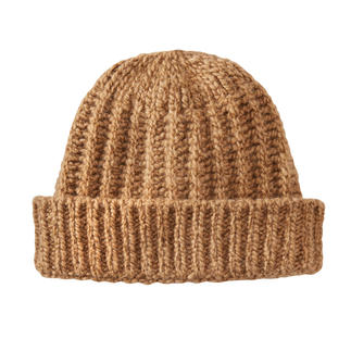 Beige kamelenhaar pet met geribbeld ontwerp en opgevouwen rand.