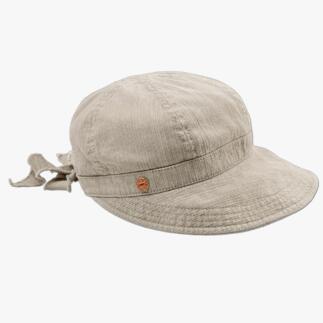 Beige pet met strik en gegraveerd logo.