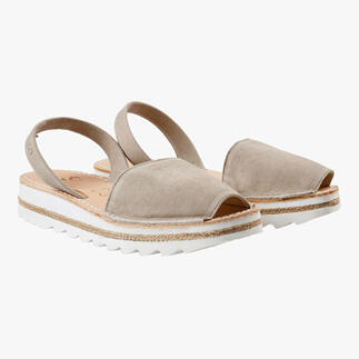 Beige Avarcas de Menorca-sandalen met een open teen en een slingback-riem