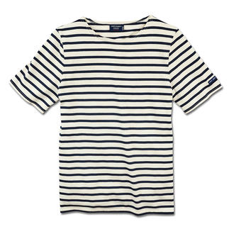Ecru T-shirt met blauwe strepen op een witte achtergrond
