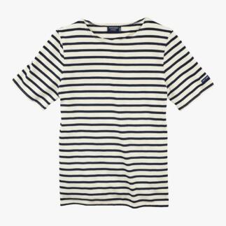 Ecru T-shirt met blauwe strepen op een witte achtergrond