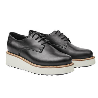 Zwarte Apple of Eden plateau-derbyschoenen op een witte achtergrond.