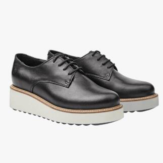 Zwarte Apple of Eden plateau-derbyschoenen op een witte achtergrond.