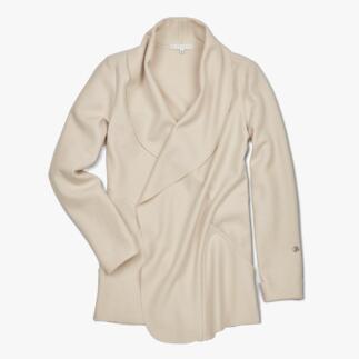 Beige wandelblazer op een witte achtergrond