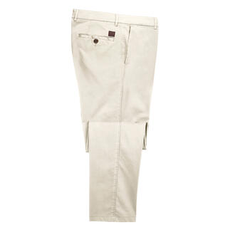 Beige chino met minimale krimp, plat liggend.