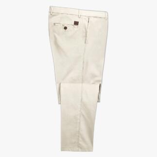 Beige chino met minimale krimp, plat liggend.