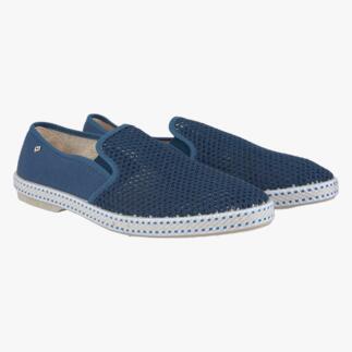 Rivieras Zomerslippers in donkerblauw, paar op witte achtergrond.