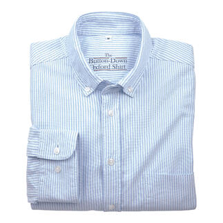Lichtblauw-wit gestreept shirt, opgevouwen, met een knoopkraag.