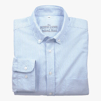 Lichtblauw-wit gestreept shirt, opgevouwen, met een knoopkraag.