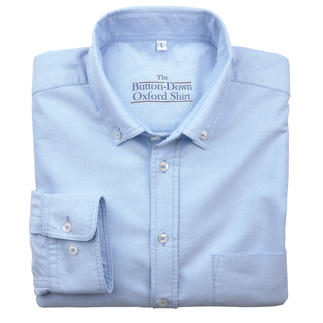 Lichtblauw shirt, opgevouwen, maat 38 cm met knoopkraag.