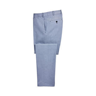 Lichtblauwe Hiltl Oxford-broek liggend op een tafel