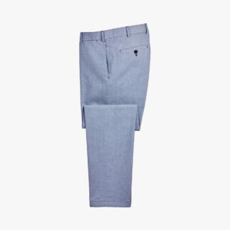 Lichtblauwe Hiltl Oxford-broek liggend op een tafel