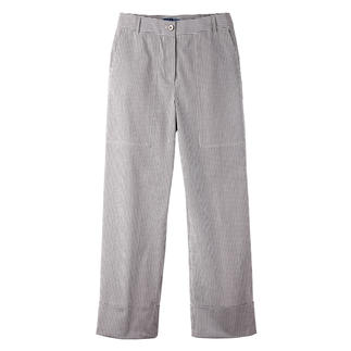 Gestreepte seersucker broek op een lichte achtergrond.