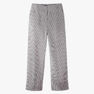 Gestreepte seersucker broek op een lichte achtergrond.