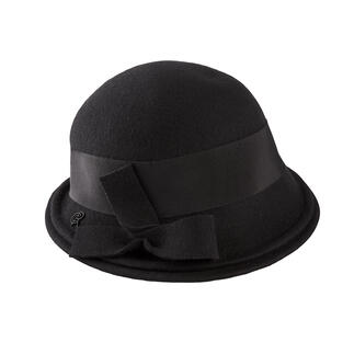 Zwarte fleece cloche met satijnen band en strik.