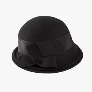 Zwarte fleece cloche met satijnen band en strik.