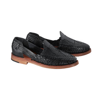 Zwarte gevlochten Huarache-schoen voor dames van Cano op een witte achtergrond.