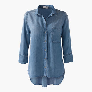 Bella Dahl jeans blouse in lichtblauw op een witte achtergrond.