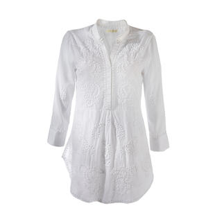 Lichte, geborduurde hippie-blouse in wit aan een kledingstandaard.