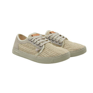 Beige gevlochten sneakers met veters in paarzicht.