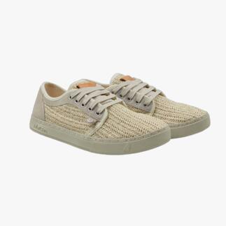 Beige gevlochten sneakers met veters in paarzicht.