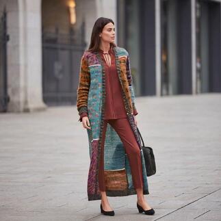 Vrouw in een kleurrijke M Missoni Mohair-maxijurk in een stedelijke omgeving.
