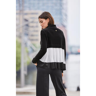 TWINSET plissé-coltrui Grof breiwerk gaat samen met fijn plissé. Laagjeslook van de ʽuitvinder’ van de stijlbreuk-stijl: TWINSET.