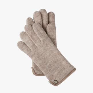 Beige wandelhandschoenen in lichte stof op een lichte achtergrond.