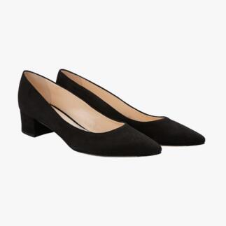 Zwarte ballerina-pumps van voren op een witte achtergrond.