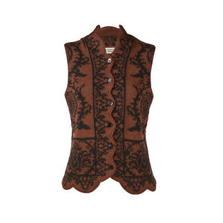 Bruine vest met zwart ornamentenpatroon; knoopbare voorkant.