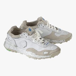 Twee Satorisan duurzame vintage sneakers in één perspectief.