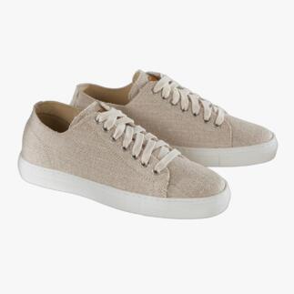 Twee beige Risorse Future hennep sneakers naast elkaar